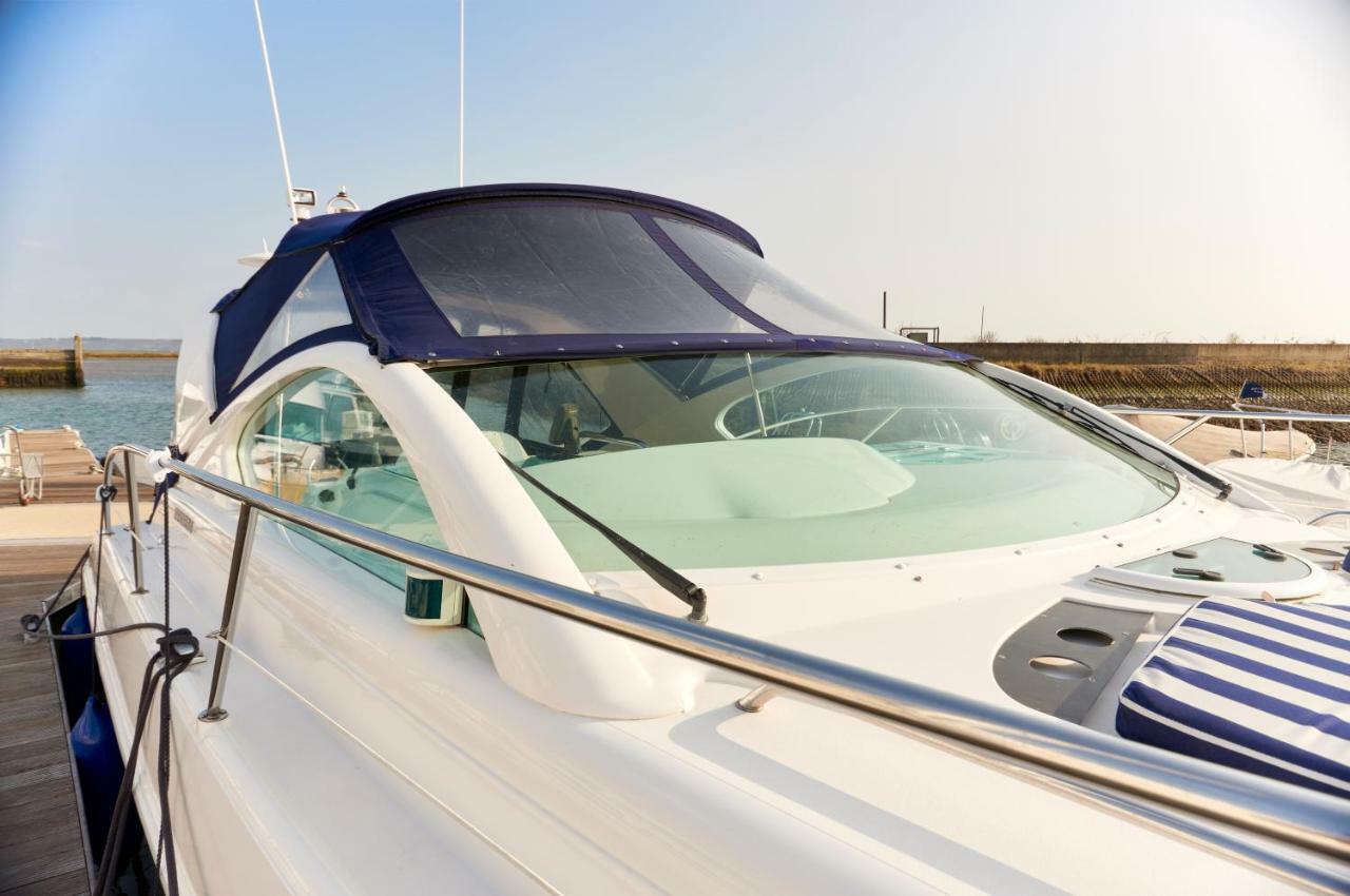 Y-Knot-Two Bedroom Luxury Motor Boat In Lymington Exterior photo